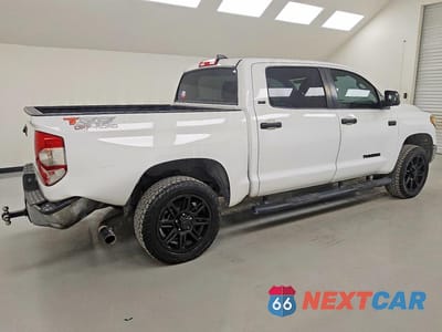 Trzecie zdjęcie samochodu z tyłu: 2020 TOYOTA TUNDRA CREWMAX SR5 VIN:5TFEY5F11LX261435 - miniatura