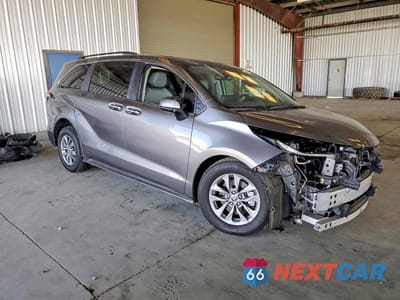 Czwarte zdjęcie samochodu z boku: 2021 TOYOTA SIENNA XLE VIN:5TDJRKEC1MS005543 - miniatura