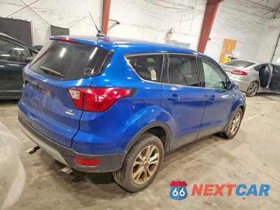 Trzecie zdjęcie samochodu z tyłu: 2019 FORD ESCAPE SE VIN:1FMCU9GD0KUA48622 - miniatura