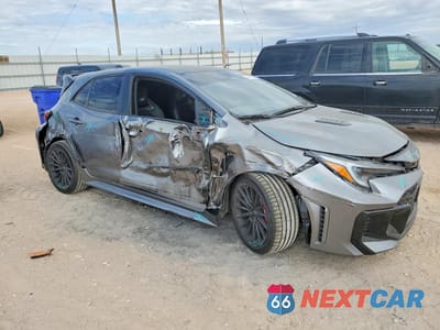Czwarte zdjęcie samochodu z boku: 2026 TOYOTA GR COROLLA PREMIUM PLUS VIN:JTNABAAE6TA023923 - miniatura