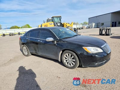 Czwarte zdjęcie samochodu z boku: 2013 CHRYSLER 200 LIMITED VIN:1C3CCBCG7DN507600 - miniatura