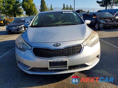 Piąte zdjęcie samochodu w środku: 2015 KIA FORTE LX VIN:KNAFK4A69F5344403 - miniatura