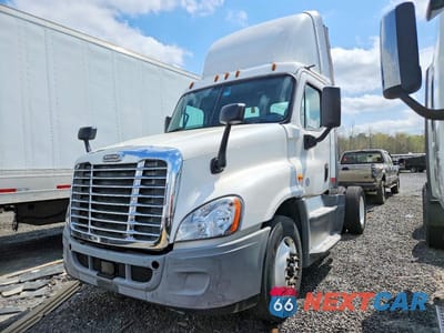 Drugie zdjęcie samochodu z przodu: 2016 FREIGHTLINER CASCADIA 125 SEMI TRUCK VIN:1FUBGEDV9GLHC5653 - miniatura
