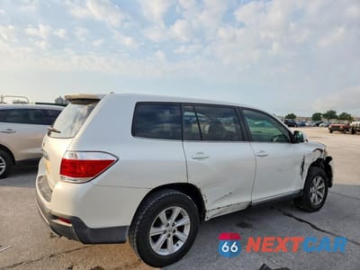 Trzecie zdjęcie samochodu z tyłu: 2011 TOYOTA HIGHLANDER BASE VIN:5TDZK3EH4BS040860 - miniatura