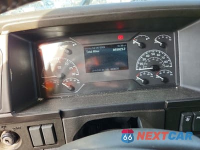 Zdjęcie 8 z 10 samochodu: 2022 VOLVO VNL SEMI TRUCK VIN:4V4NC9EHXNN603035 - miniatura