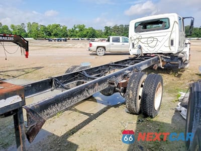 Czwarte zdjęcie samochodu z boku: 2013 INTERNATIONAL 4300 TRUCK CAB AND CHASSIS VIN:3HAJTSKMXDL300964 - miniatura