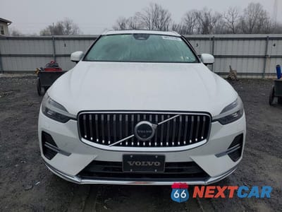 Piąte zdjęcie samochodu w środku: 2023 VOLVO XC60 PLUS VIN:YV4L12RN4P1336210 - miniatura