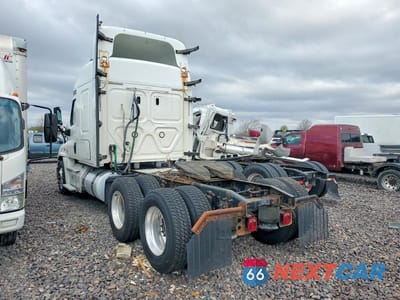 Trzecie zdjęcie samochodu z tyłu: 2018 FREIGHTLINER CASCADIA 125 SEMI TRUCK VIN:1FUJGLDV8JLKC7089 - miniatura