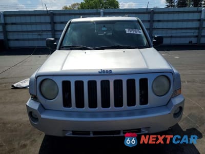 Piąte zdjęcie samochodu w środku: 2010 JEEP PATRIOT SPORT VIN:1J4NT1GB4AD624608 - miniatura