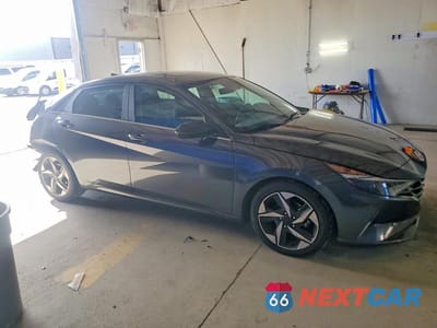 Czwarte zdjęcie samochodu z boku: 2021 HYUNDAI ELANTRA SEL VIN:5NPLN4AG2MH009793 - miniatura