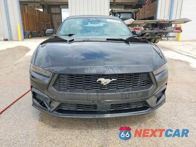 Piąte zdjęcie samochodu w środku: 2026 FORD MUSTANG VIN:1FAGP8UH5T5119586 - miniatura