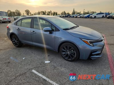 Czwarte zdjęcie samochodu z boku: 2025 TOYOTA COROLLA HYBRID SE VIN:JTDBCMFE6SJ041241 - miniatura