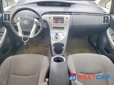 Zdjęcie 8 z 12 samochodu: 2013 TOYOTA PRIUS THREE VIN:JTDKN3DUXD5647457 - miniatura