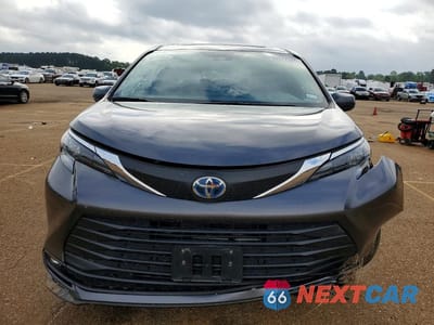 Piąte zdjęcie samochodu w środku: 2025 TOYOTA SIENNA XLE 8-PASSENGER VIN:5TDYRKEC1SS257109 - miniatura