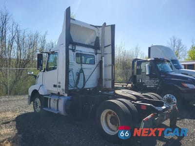Trzecie zdjęcie samochodu z tyłu: 2018 VOLVO VNL SEMI TRUCK VIN:4V4N39TG8JN892808 - miniatura