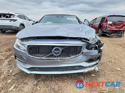 Piąte zdjęcie samochodu w środku: 2018 VOLVO S90 T5 MOMENTUM VIN:LVY982AK1JP030184 - miniatura