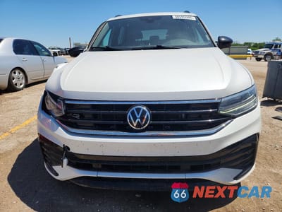 Piąte zdjęcie samochodu w środku: 2023 VOLKSWAGEN TIGUAN SE R-LINE BLACK VIN:3VVCB7AX3PM138023 - miniatura