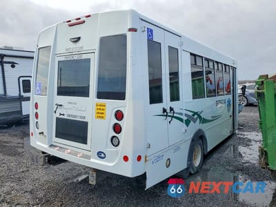 Czwarte zdjęcie samochodu z boku: 2023 FORD ECONOLINE E450 SUPER DUTY CUTAWAY VAN VIN:1FDFE4FNXPDD28272 - miniatura