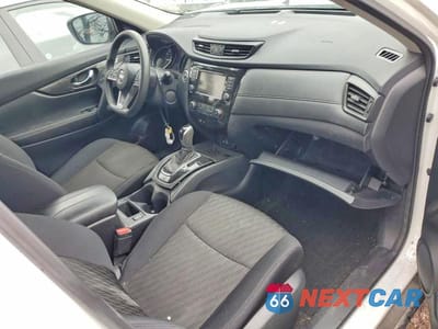 Piąte zdjęcie samochodu w środku: 2019 NISSAN ROGUE S VIN:5N1AT2MVXKC750757 - miniatura