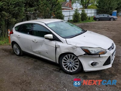 Czwarte zdjęcie samochodu z boku: 2012 FORD FOCUS TITANIUM VIN:1FAHP3N22CL309097 - miniatura