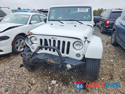 Piąte zdjęcie samochodu w środku: 2015 JEEP WRANGLER UNLIMITED SAHARA VIN:1C4HJWEG6FL561285 - miniatura
