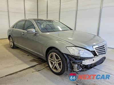 Czwarte zdjęcie samochodu z boku: 2010 MERCEDES-BENZ S 550 4MATIC VIN:WDDNG8GB8AA358245 - miniatura