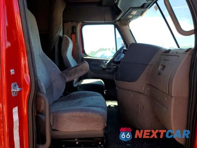 Piąte zdjęcie samochodu w środku: 2015 FREIGHTLINER CASCADIA SEMI TRUCK VIN:3AKJGLD59FSGB3339 - miniatura