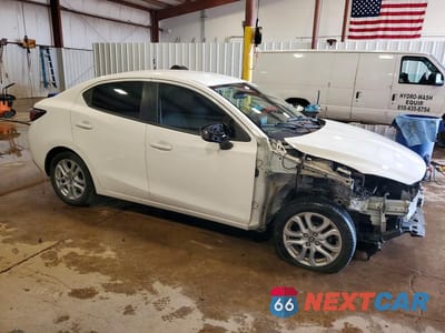 Czwarte zdjęcie samochodu z boku: 2017 TOYOTA YARIS IA BASE VIN:3MYDLBYV1HY171590 - miniatura