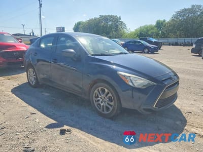 Czwarte zdjęcie samochodu z boku: 2018 TOYOTA YARIS IA BASE VIN:3MYDLBYV7JY301961 - miniatura
