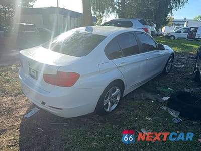 Czwarte zdjęcie samochodu z boku: 2015 BMW 320 I XDRIVE VIN:WBA3C3G58FNT52372 - miniatura