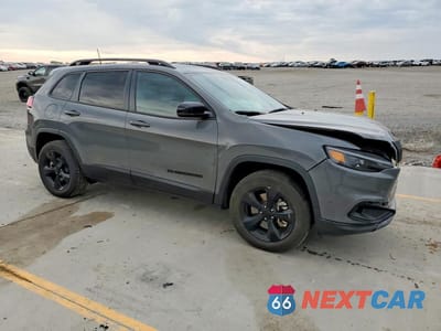 Czwarte zdjęcie samochodu z boku: 2023 JEEP CHEROKEE ALTITUDE LUX VIN:1C4PJMMB6PD100217 - miniatura