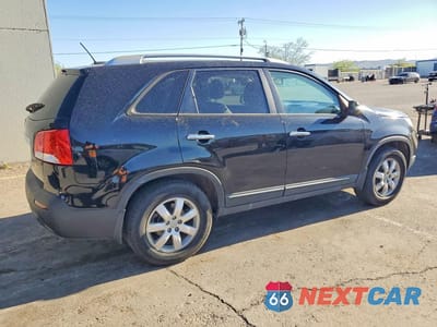 Trzecie zdjęcie samochodu z tyłu: 2013 KIA SORENTO LX VIN:5XYKT3A65DG363835 - miniatura
