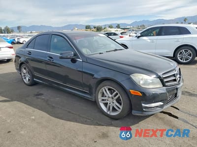 Czwarte zdjęcie samochodu z boku: 2014 MERCEDES-BENZ C 250 VIN:WDDGF4HB3EA964125 - miniatura