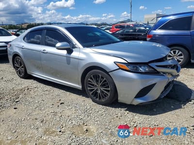 Czwarte zdjęcie samochodu z boku: 2020 TOYOTA CAMRY SE VIN:4T1G11AK2LU972399 - miniatura