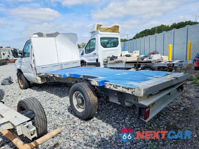 Drugie zdjęcie samochodu z przodu: 2023 FORD E350 FLATBED TRUCK VIN:1FDWE3FK7PDD09744 - miniatura