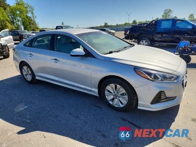 Czwarte zdjęcie samochodu z boku: 2018 HYUNDAI SONATA HYBRID SE VIN:KMHE24L37JA078540 - miniatura