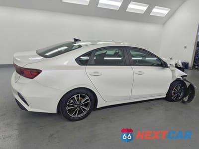 Trzecie zdjęcie samochodu z tyłu: 2023 KIA FORTE LXS VIN:3KPF24ADXPE682691 - miniatura