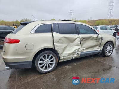 Trzecie zdjęcie samochodu z tyłu: 2011 LINCOLN MKT VIN:2LMHJ5AT9BBJ52253 - miniatura