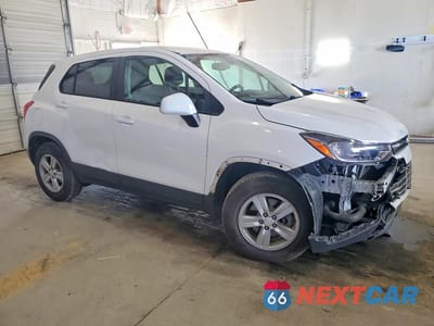 Czwarte zdjęcie samochodu z boku: 2018 CHEVROLET TRAX LS VIN:3GNCJNSB8JL202795 - miniatura