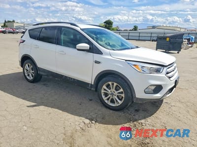 Czwarte zdjęcie samochodu z boku: 2018 FORD ESCAPE SE VIN:1FMCU9GDXJUC89165 - miniatura