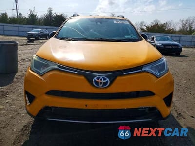 Piąte zdjęcie samochodu w środku: 2017 TOYOTA RAV4 HYBRID LE PLUS VIN:JTMRJREVXHD073426 - miniatura