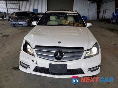 Piąte zdjęcie samochodu w środku: 2013 MERCEDES-BENZ C 350 VIN:WDDGF5HB1DR254162 - miniatura