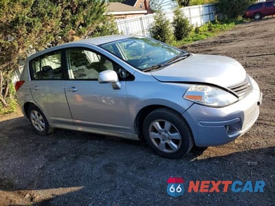 Czwarte zdjęcie samochodu z boku: 2010 NISSAN VERSA 1.8 S VIN:3N1BC1CP2AL418744 - miniatura
