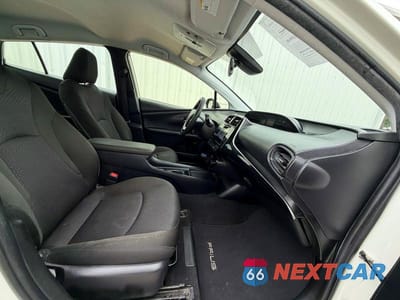 Piąte zdjęcie samochodu w środku: 2019 TOYOTA PRIUS LE VIN:JTDKARFU5K3069420 - miniatura