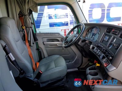 Piąte zdjęcie samochodu w środku: 2018 KENWORTH T680 SEMI TRUCK VIN:1XKYDP9XXKJ303711 - miniatura