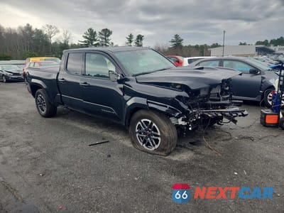 Czwarte zdjęcie samochodu z boku: 2025 TOYOTA TACOMA VIN:3TMLB5JN5SM202816 - miniatura