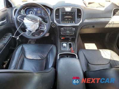 Zdjęcie 8 z 12 samochodu: 2017 CHRYSLER 300C VIN:2C3CCAKG5HH566770 - miniatura