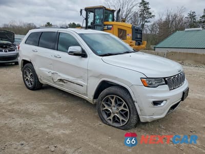 Czwarte zdjęcie samochodu z boku: 2020 JEEP GRAND CHEROKEE OVERLAND VIN:1C4RJFCG8LC216097 - miniatura
