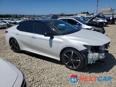 Czwarte zdjęcie samochodu z boku: 2018 TOYOTA CAMRY XSE VIN:4T1B61HK8JU106253 - miniatura
