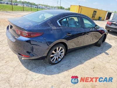 Trzecie zdjęcie samochodu z tyłu: 2021 MAZDA 3 PREFERRED VIN:3MZBPACL2MM252803 - miniatura